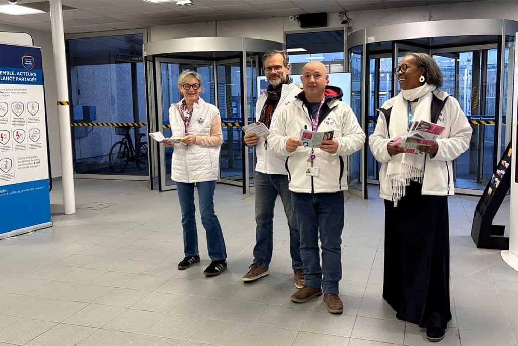 des militants de l'alliance CFE UNSA énergies tractent à l'entrée du site d'un CNPE