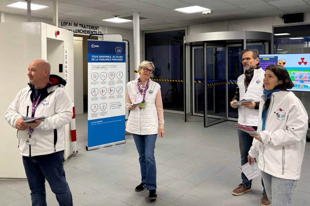 4 militants de l'Alliance CFE UNSA Energies tractent à l'accueil du CNPE